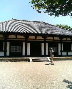 写真　秋篠寺の本堂、甍と基壇の平行線が整然としている