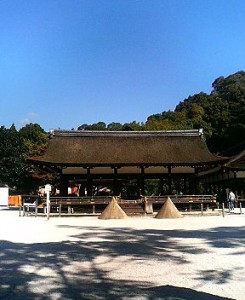 上賀茂神社の細殿　白い立砂が２つ