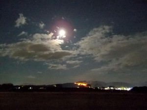 平城京跡から見た山焼きと月